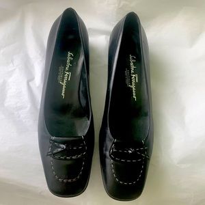 Ferragamo loafer with white stitching and bow